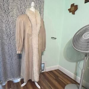 Vintage ‘80s women’s Rallee leather & dyed fox coat. Thermolite insulated. Ivory